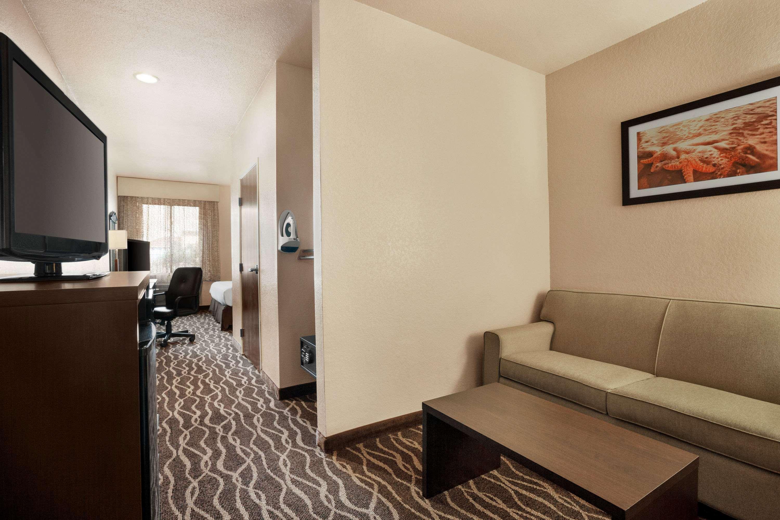 Baymont By Wyndham Clute Lake Jackson Exterior photo