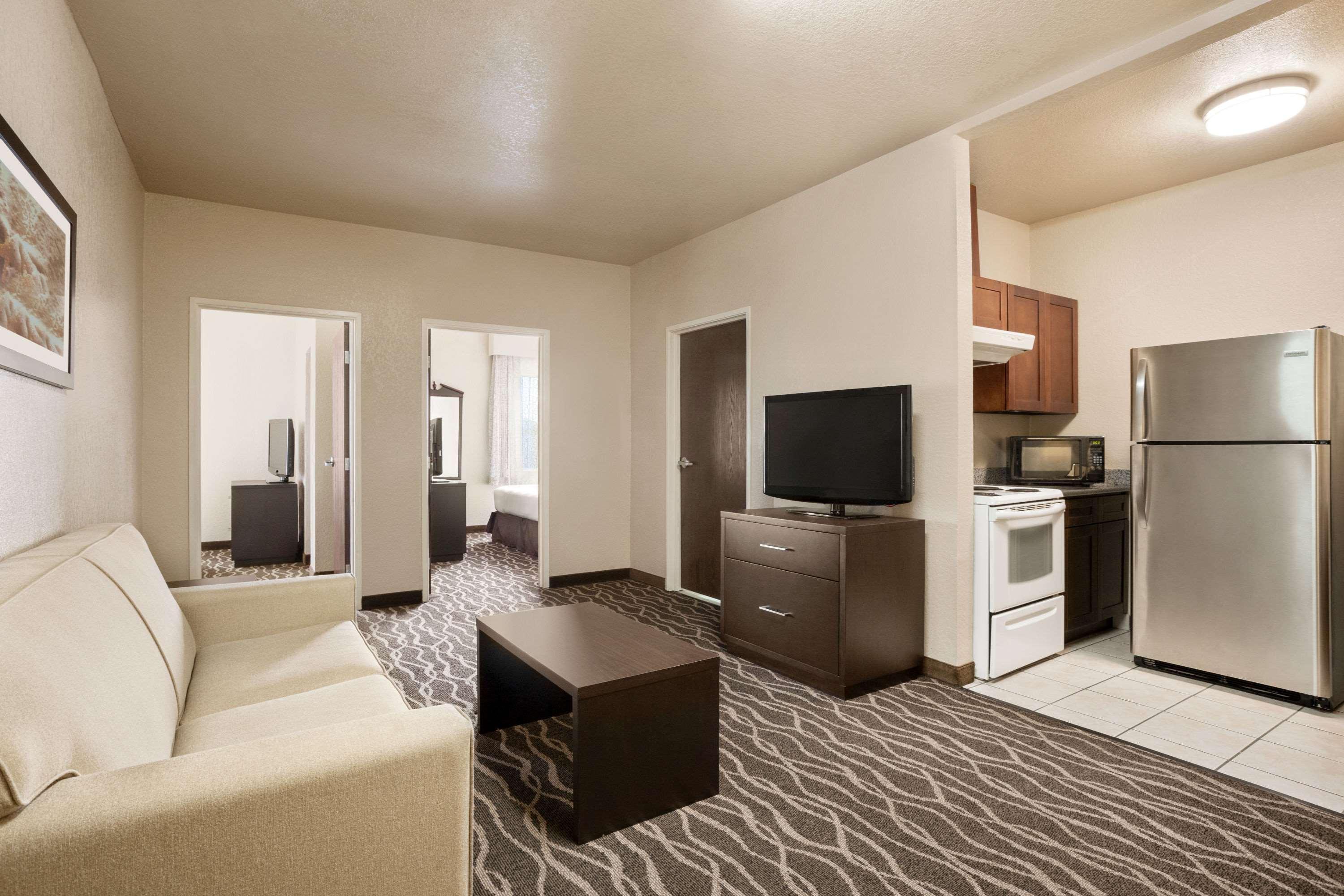 Baymont By Wyndham Clute Lake Jackson Exterior photo