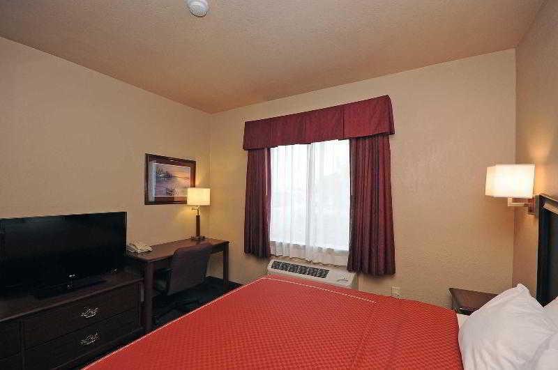 Baymont By Wyndham Clute Lake Jackson Exterior photo