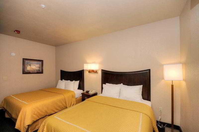 Baymont By Wyndham Clute Lake Jackson Room photo