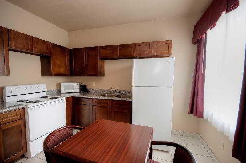 Baymont By Wyndham Clute Lake Jackson Room photo
